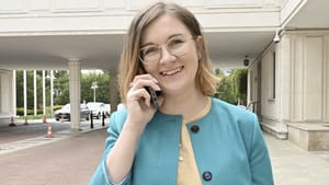 Posłanka Paulina Matysiak w zielonym żakiecie rozmawia przez telefon.